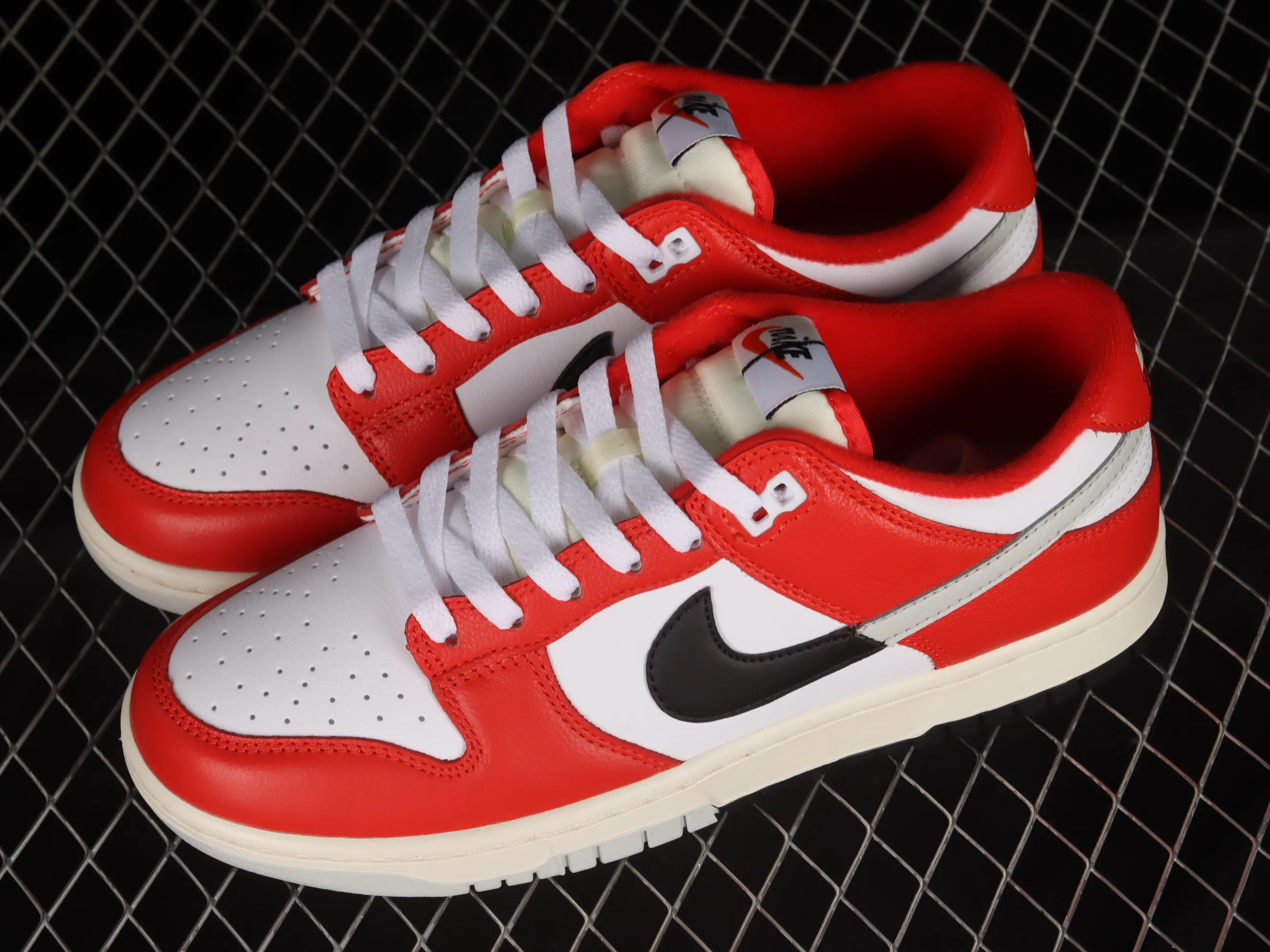All categories Nk SB Dunk series Nk SB Dunk Low low-top sneakers Nk Dunk Low "Chicago Split" Chicago color matching SB low-top sports and leisure sneakers DZ2536-600